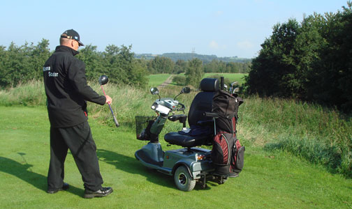 Golf spilles af mennesker med fysisk handicap på almindelige golfbaner. Her skal Bjarne til at slå ud på Horsens Golfklubs bane