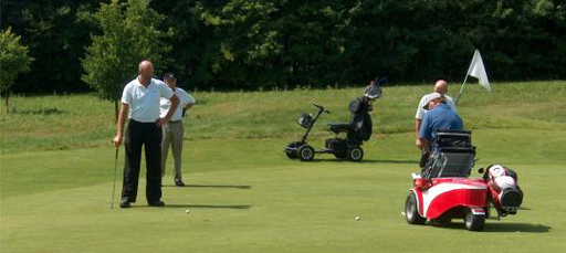 Putning fra en specialstol til golfspillere med nedsat funktion, foto: DGB