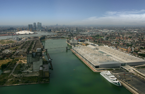 Det langstrakte bygningskompleks ExCel Centre ses til højre , i baggrunden ses O2 arenaen, foto: London 2012