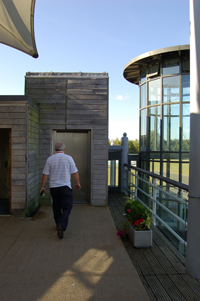 Elevator fører op til terassen på første sal