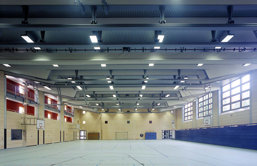 Højtsiddende sidelys og jævn belysning sikrer et godt lysniveau i hallen