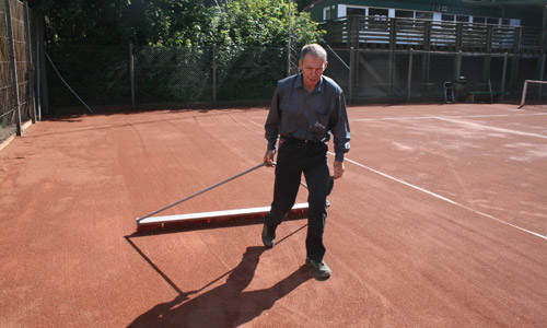 Leif gør tennisbanen klar
