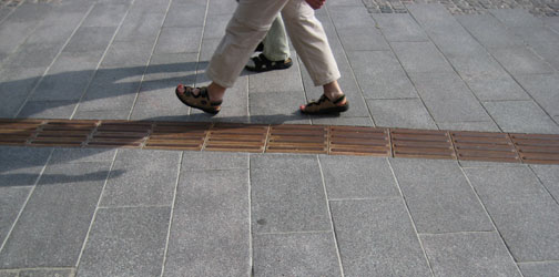 Taktil ledelinje i støbejern. Foto: Public Arkitekter