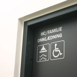 Tydelig skiltning af handicaprum