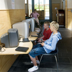 PC til informationsbrug bør placeres og udformes så alle kan komme til, foto: Palle Skov