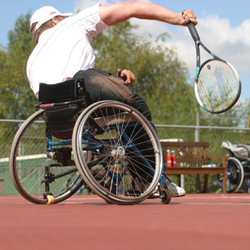 Kørestolstennis spilles fortrinsvis på hardcourt-bane, foto: Allerød tennisklub