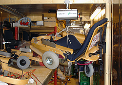 Elhockeystole er tunge og fylder en del. Derfor kan det være smart at installere en lift i depotrummet. Opladerne til stolene fylder også og skal have plads i depotet