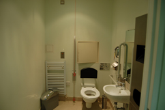 Tilgængelige toilet- og badefaciliteter findes flere steder i bygningen