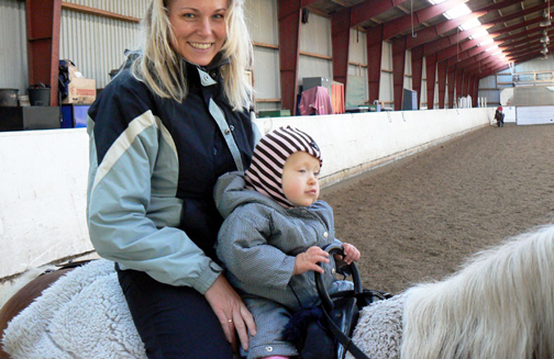 Cecilie og hendes mor til hest