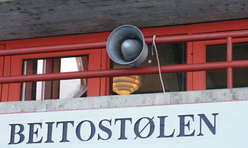 Opsætning af højtalere i idrætsanlægget hjælper med orienteringen for mange.