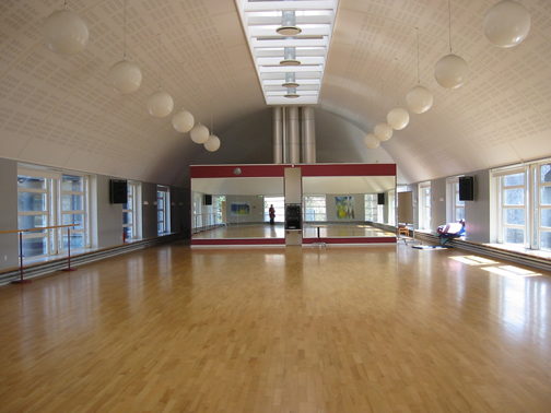 Bag spejlvæggen er der mulighed for at placere udstyr tilgængeligt fra salen.